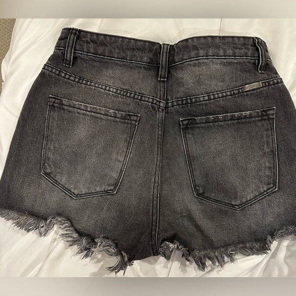 KanCan- Charcoal High Rise Frayed Hem Denim Shorts SZ 5/26 - Picture 2 of 5